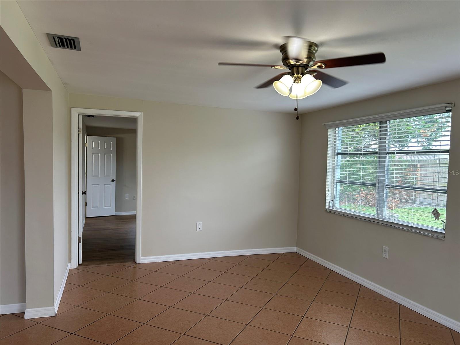 Listing photo id 6 for 3208 Brompton Drive