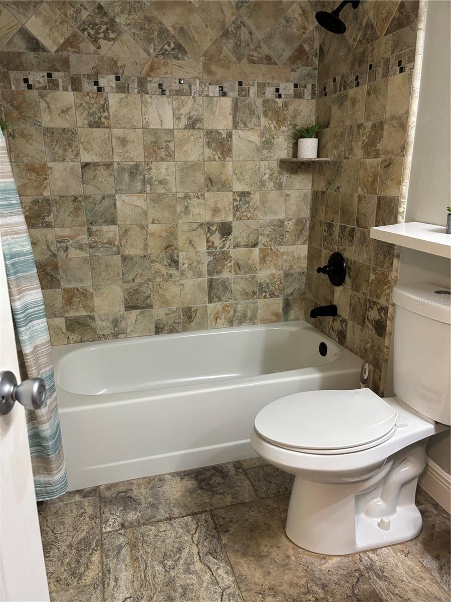 Image 10 of 26 For 1400 Pine Glen Ln  Bldg212 D-