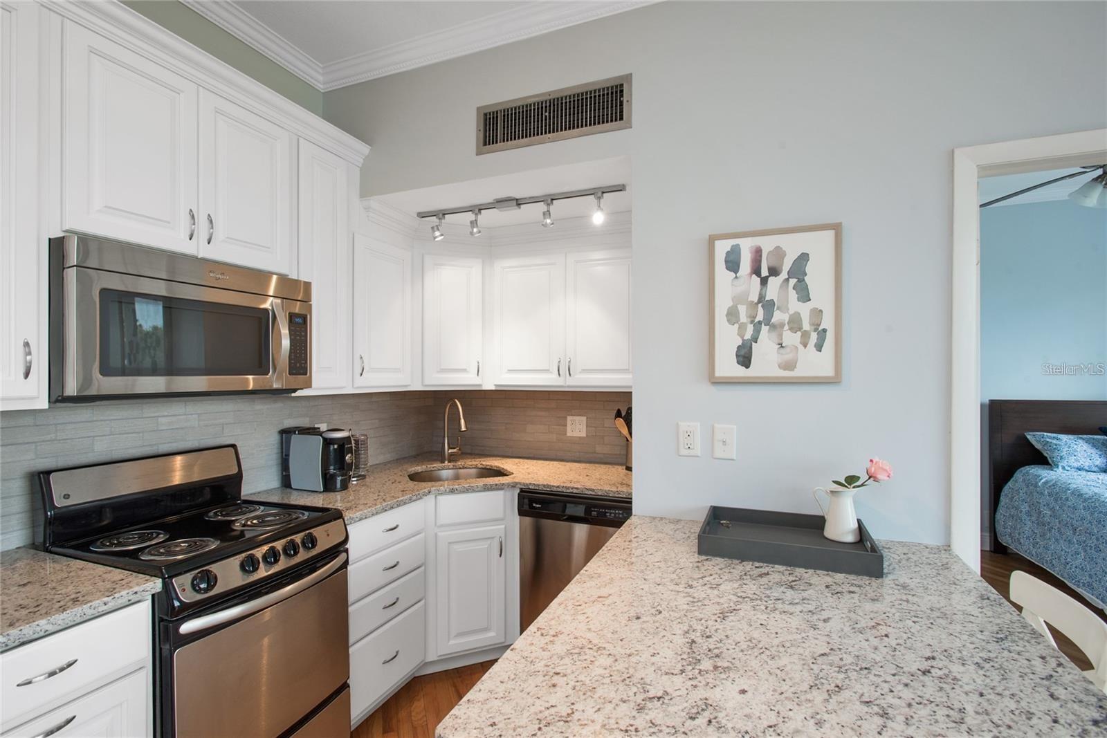 Image 5 of 13 For 2109 Bayshore Boulevard 303
