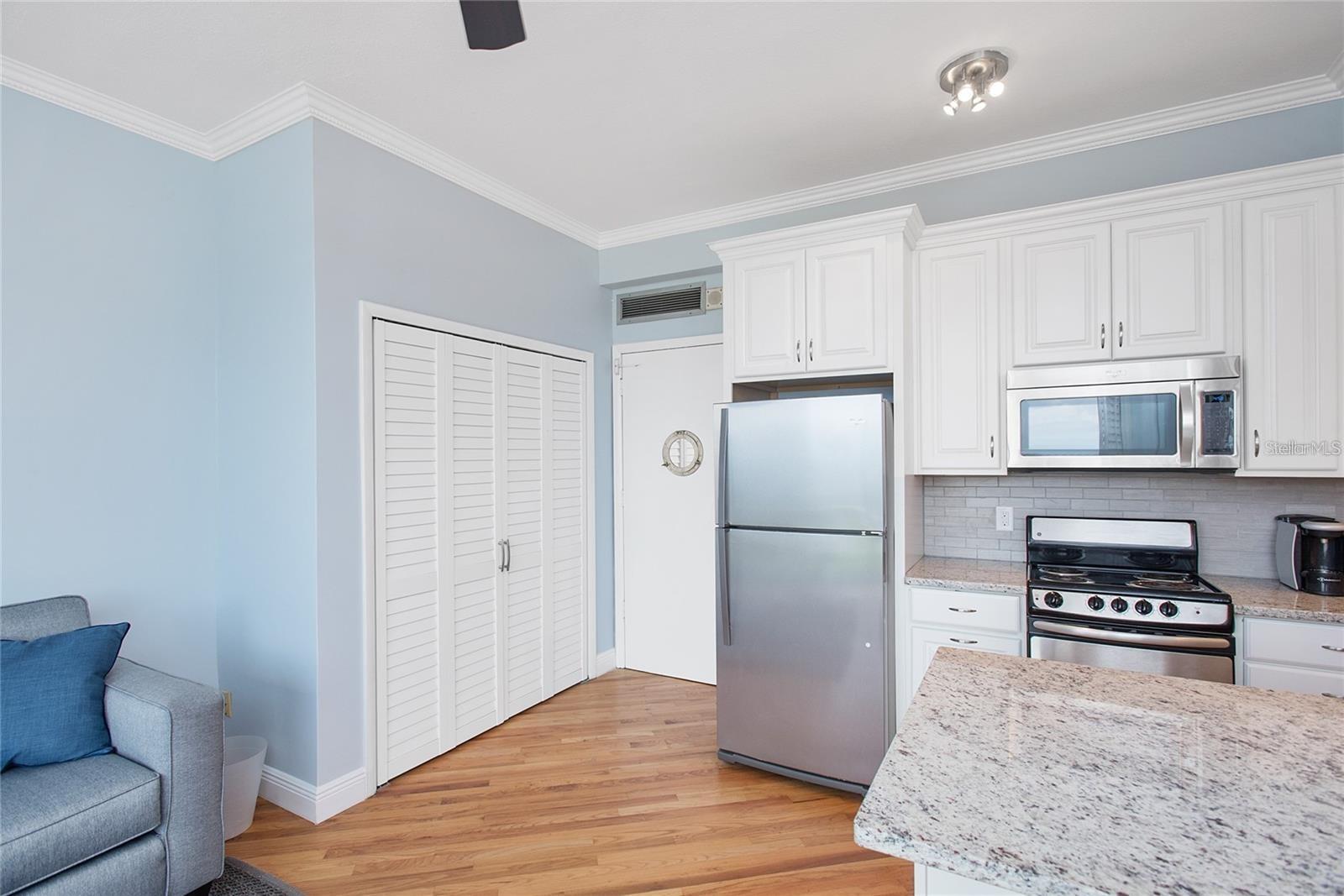 Image 7 of 13 For 2109 Bayshore Boulevard 303