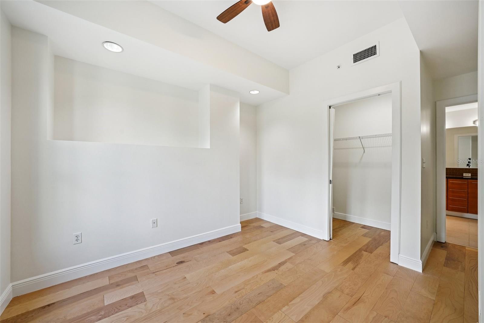 Image 33 of 73 For 400 4th Avenue S 309