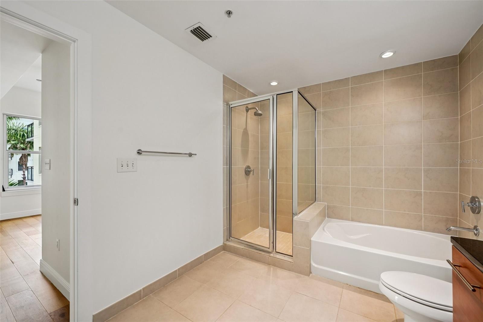 Image 34 of 73 For 400 4th Avenue S 309