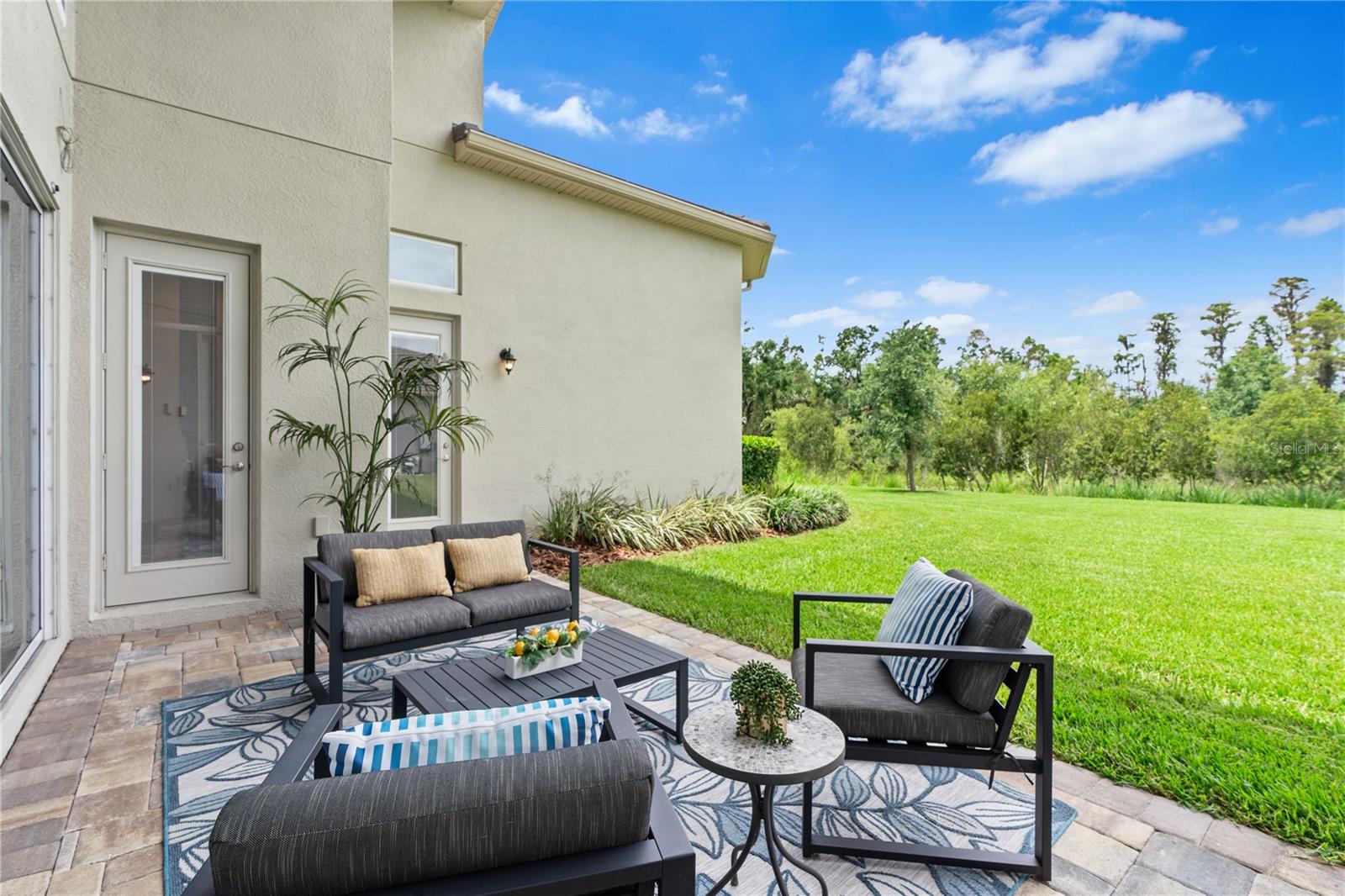 Listing photo id 77 for 2321 Hollow Forest Court