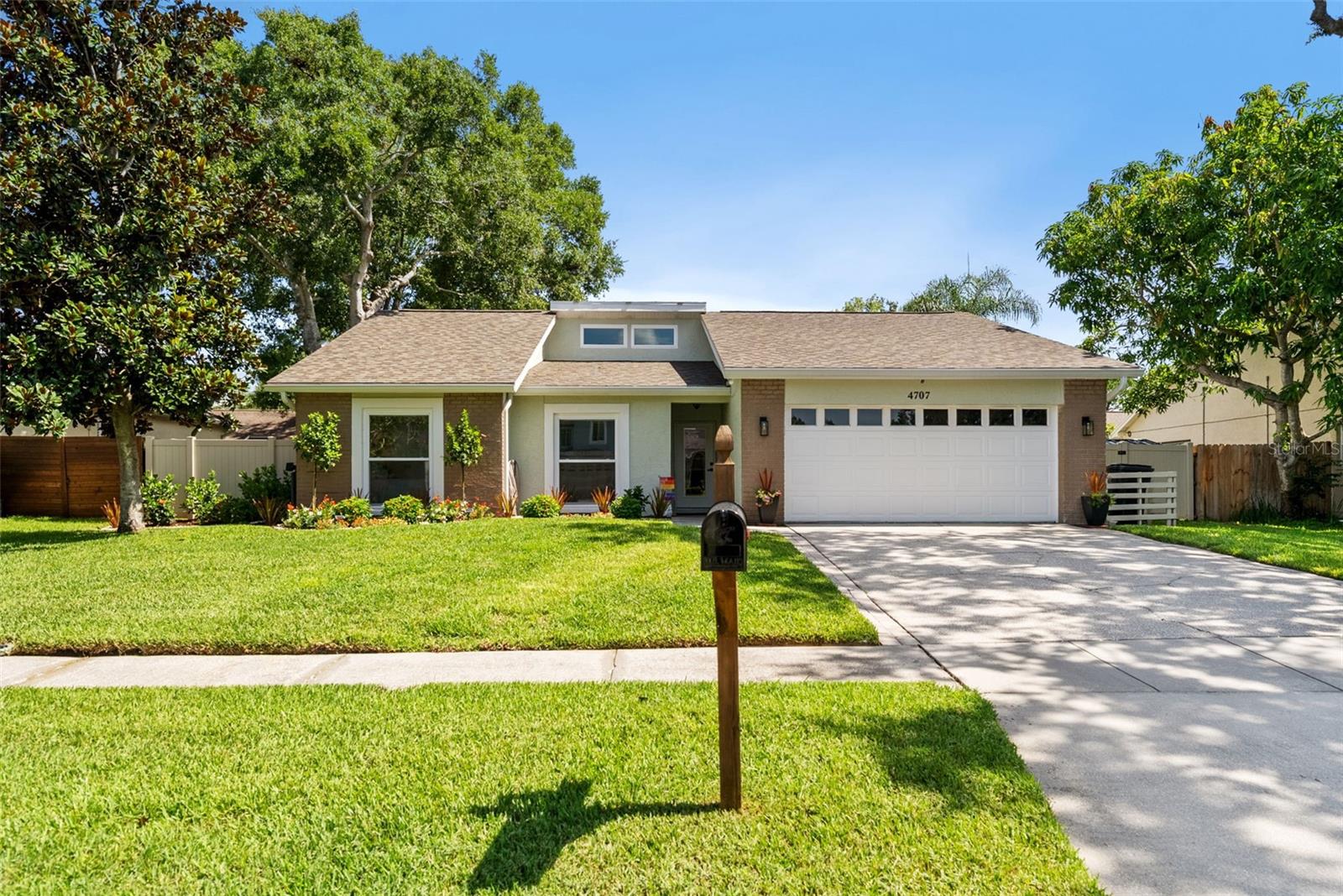 Listing photo id 1 for 4707 Cresson Court