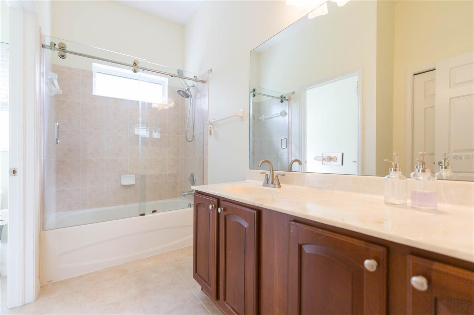 Image 34 of 65 For 18111 Diamond Cove Court