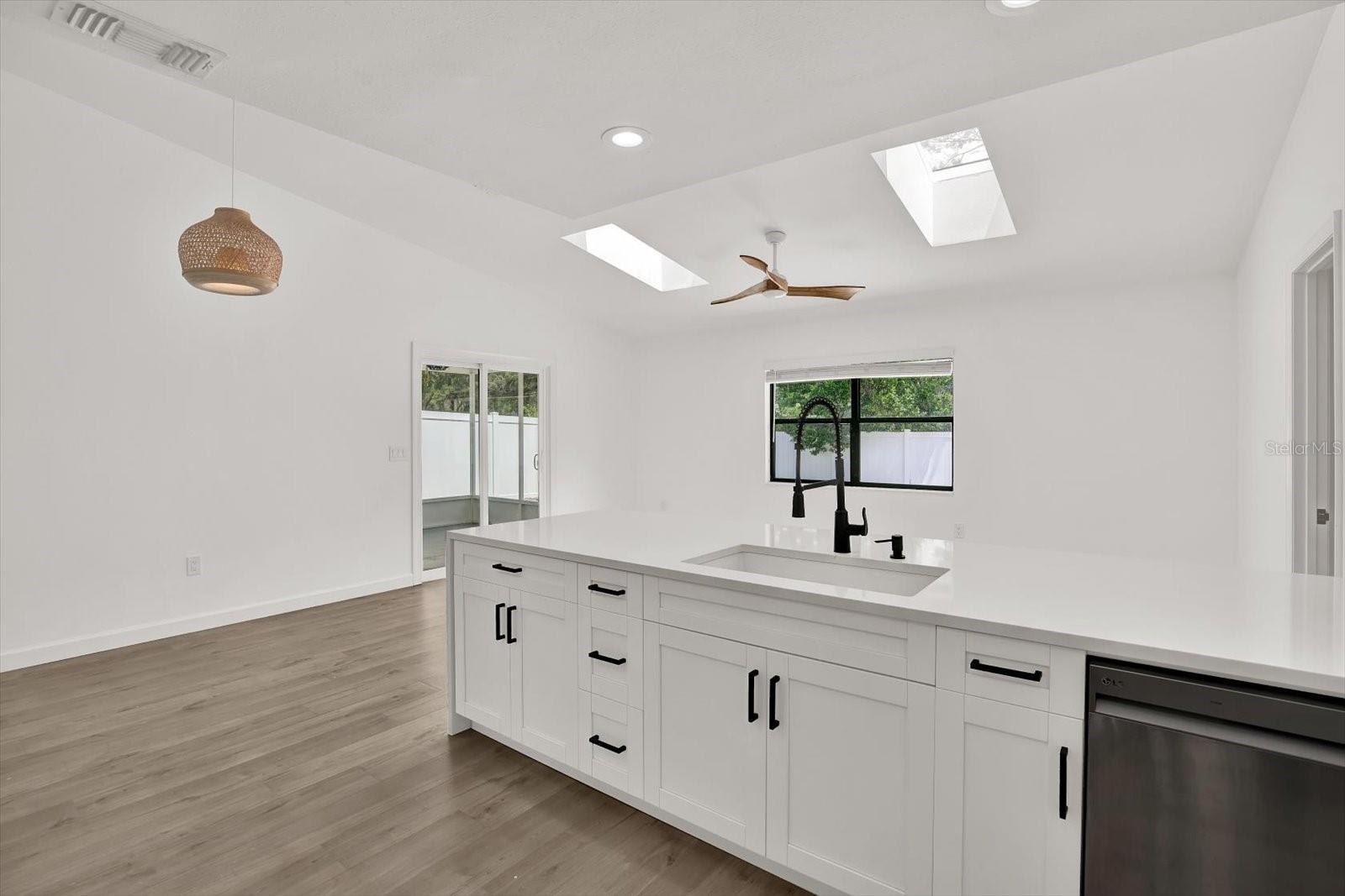 Listing photo id 9 for 10319 Alberta Court
