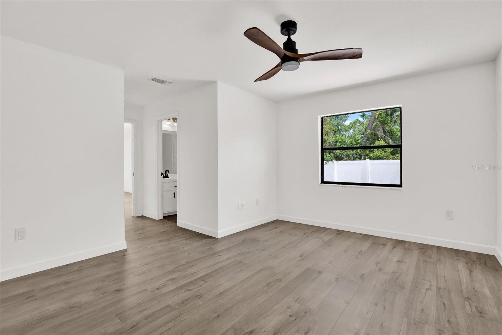 Listing photo id 18 for 10319 Alberta Court