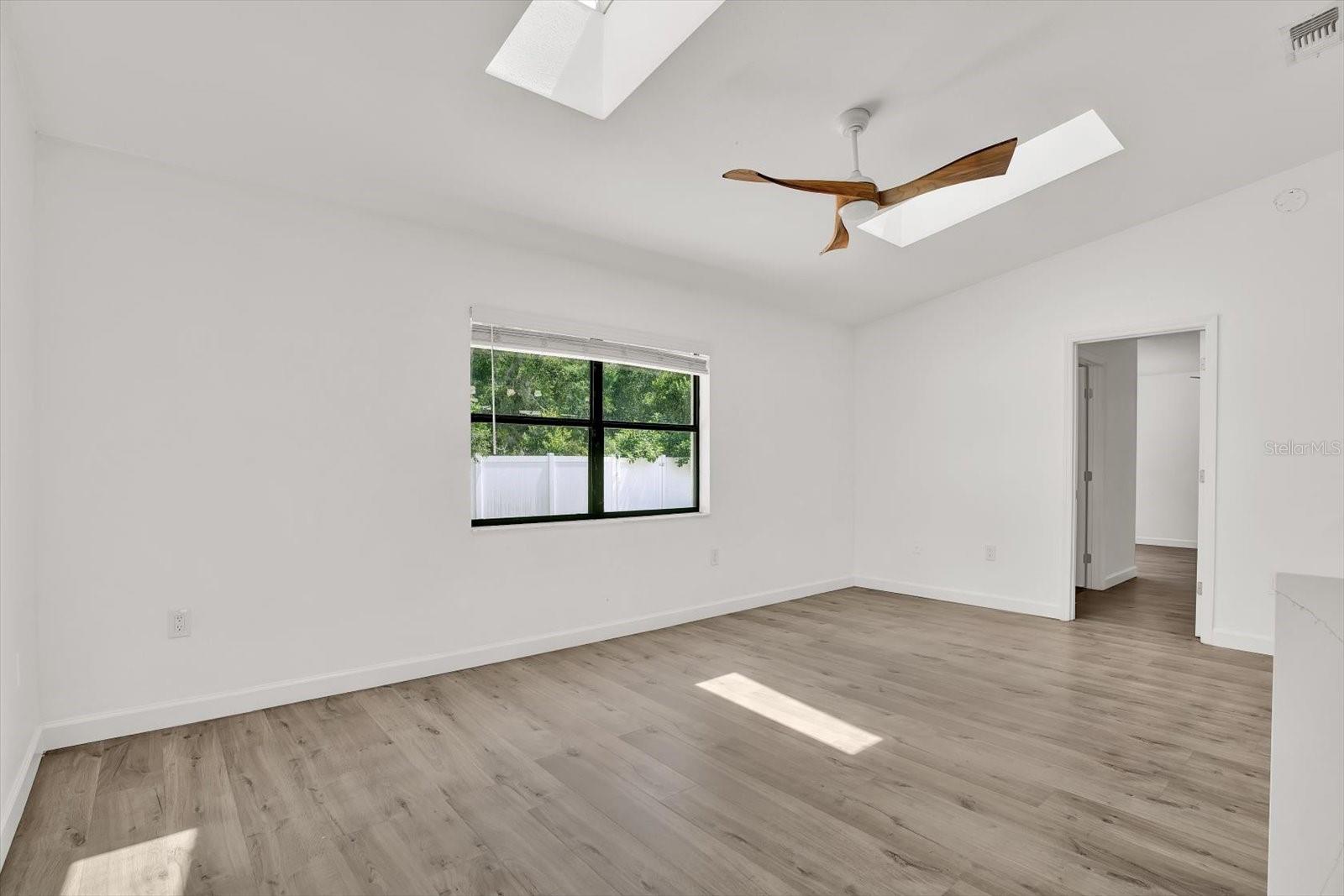 Listing photo id 1 for 10319 Alberta Court