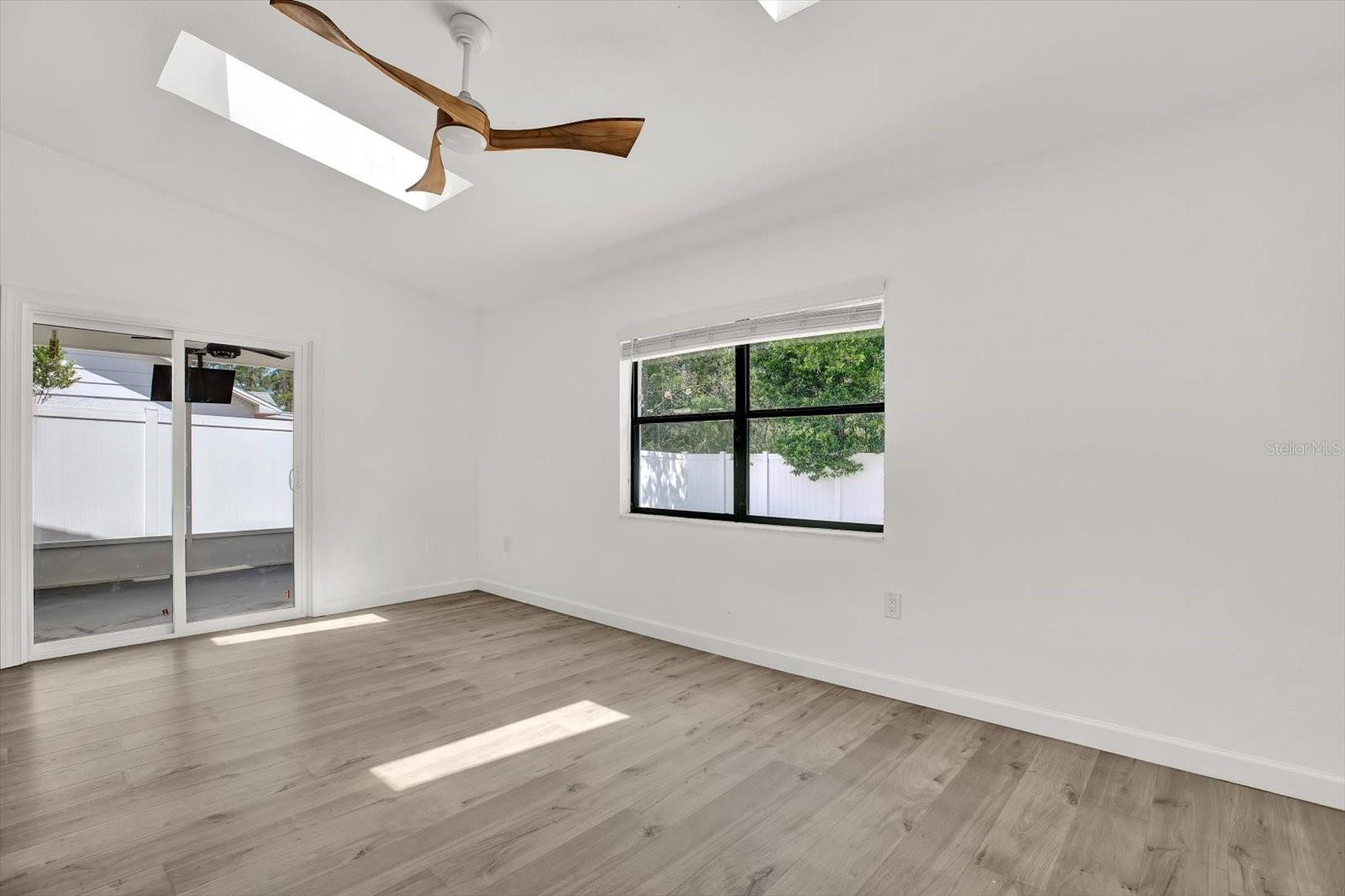 Listing photo id 2 for 10319 Alberta Court