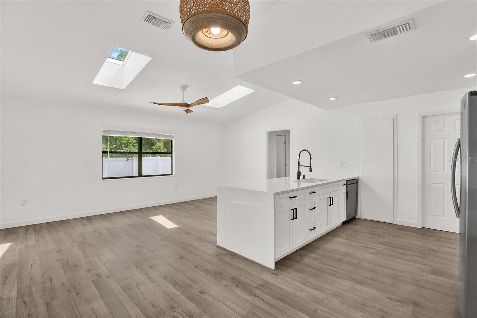 Listing photo id 7 for 10319 Alberta Court