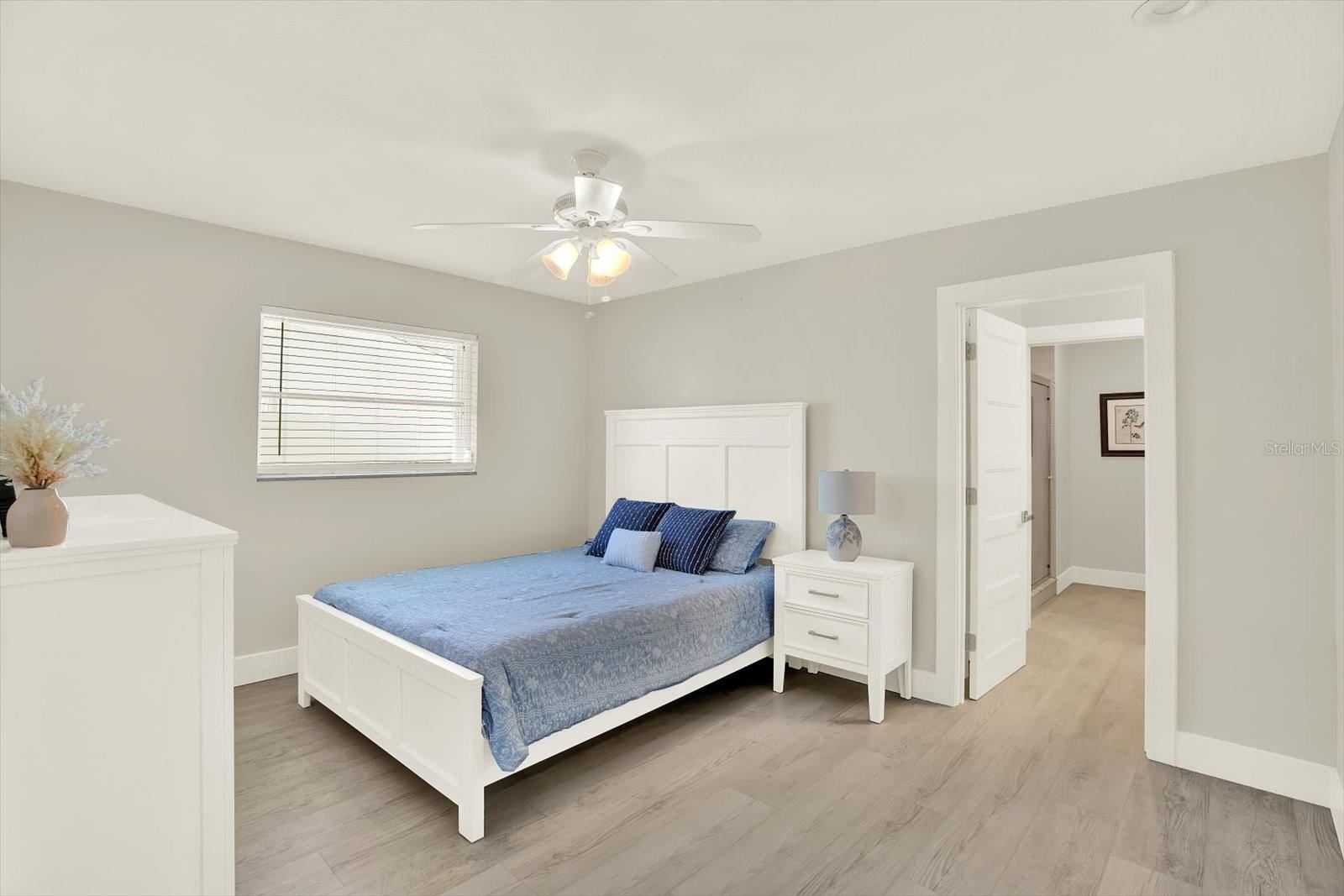 Listing photo id 13 for 11890 Walker Avenue