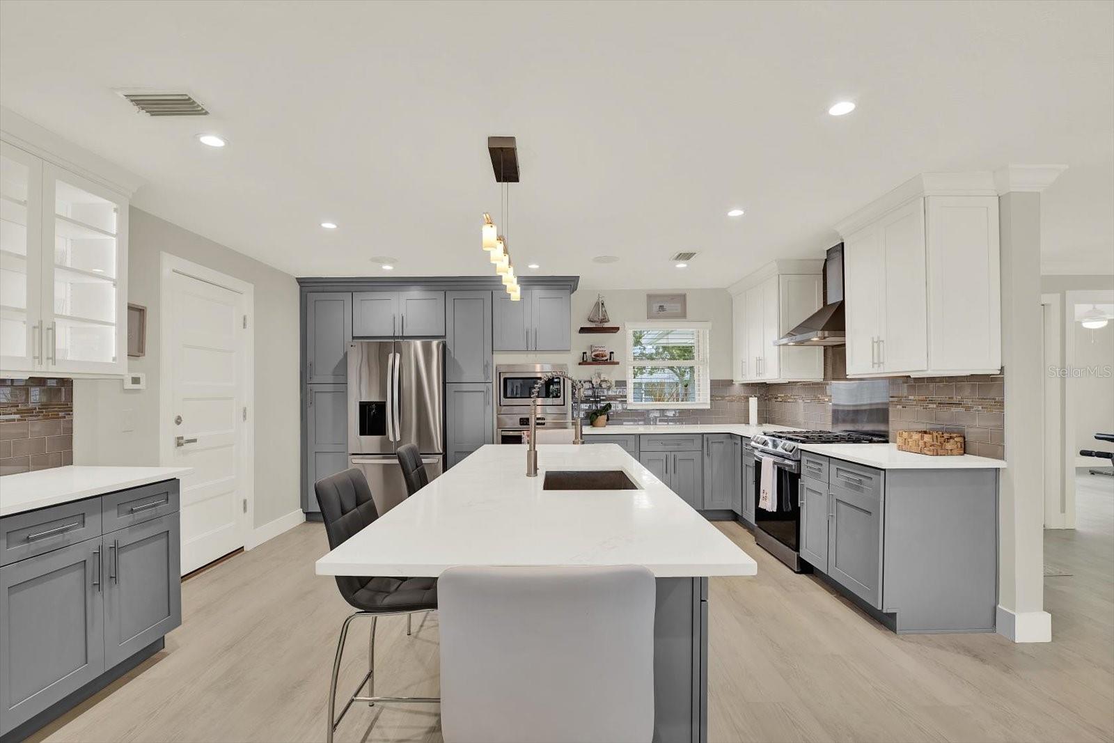 Listing photo id 6 for 11890 Walker Avenue