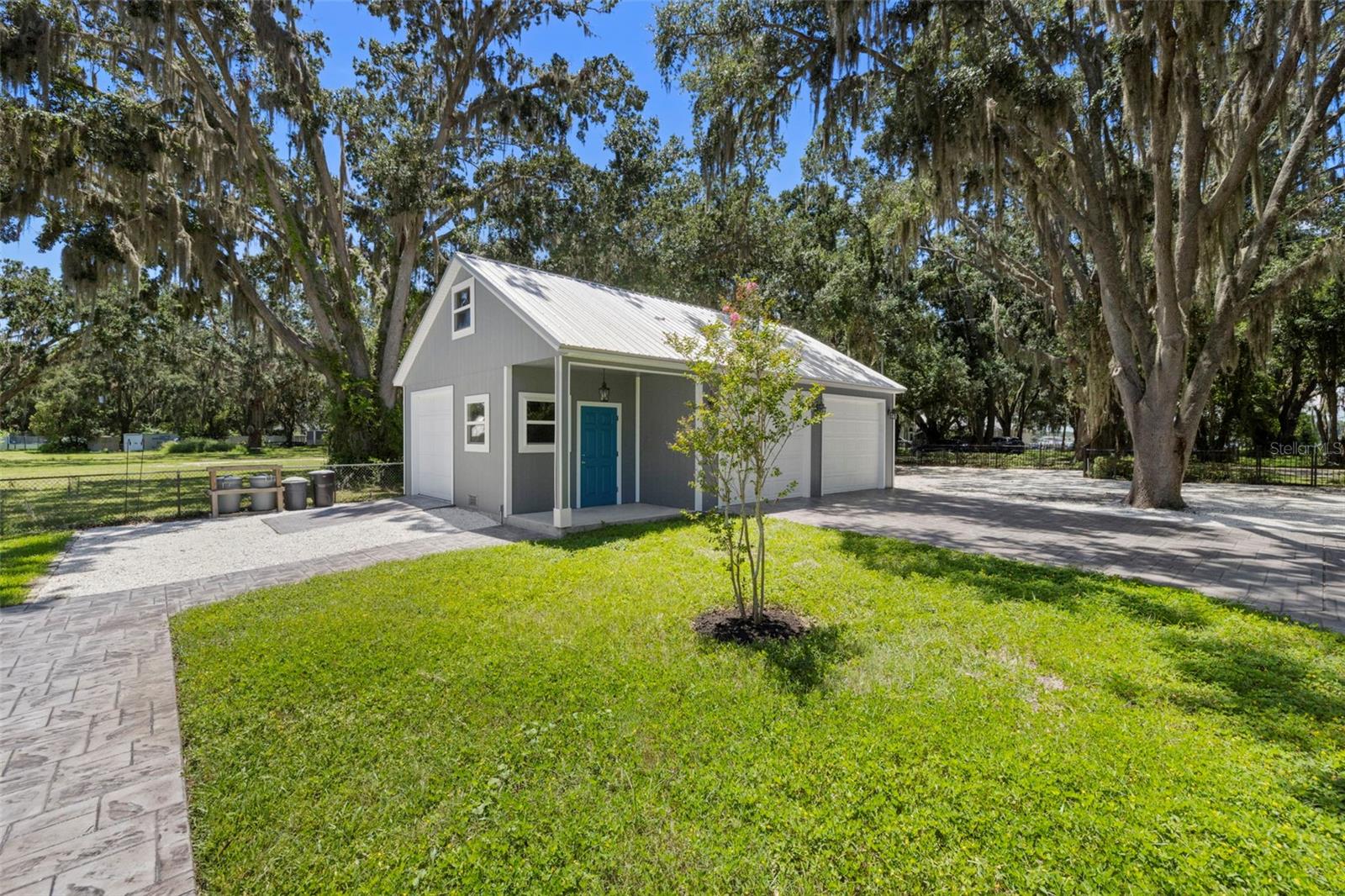 Listing photo id 1 for 14412 Wadsworth Drive