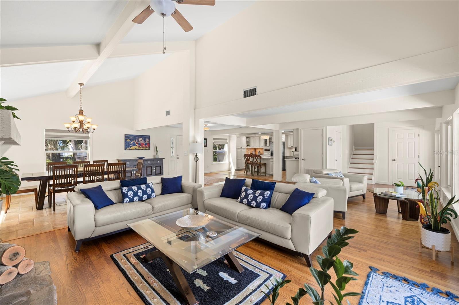 Listing photo id 3 for 14412 Wadsworth Drive