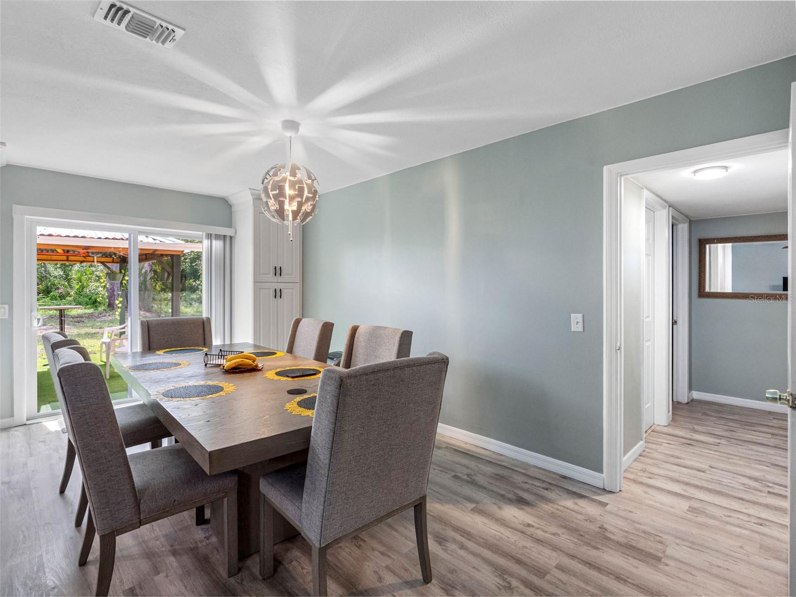 Listing photo id 10 for 6416 Santa Monica Drive