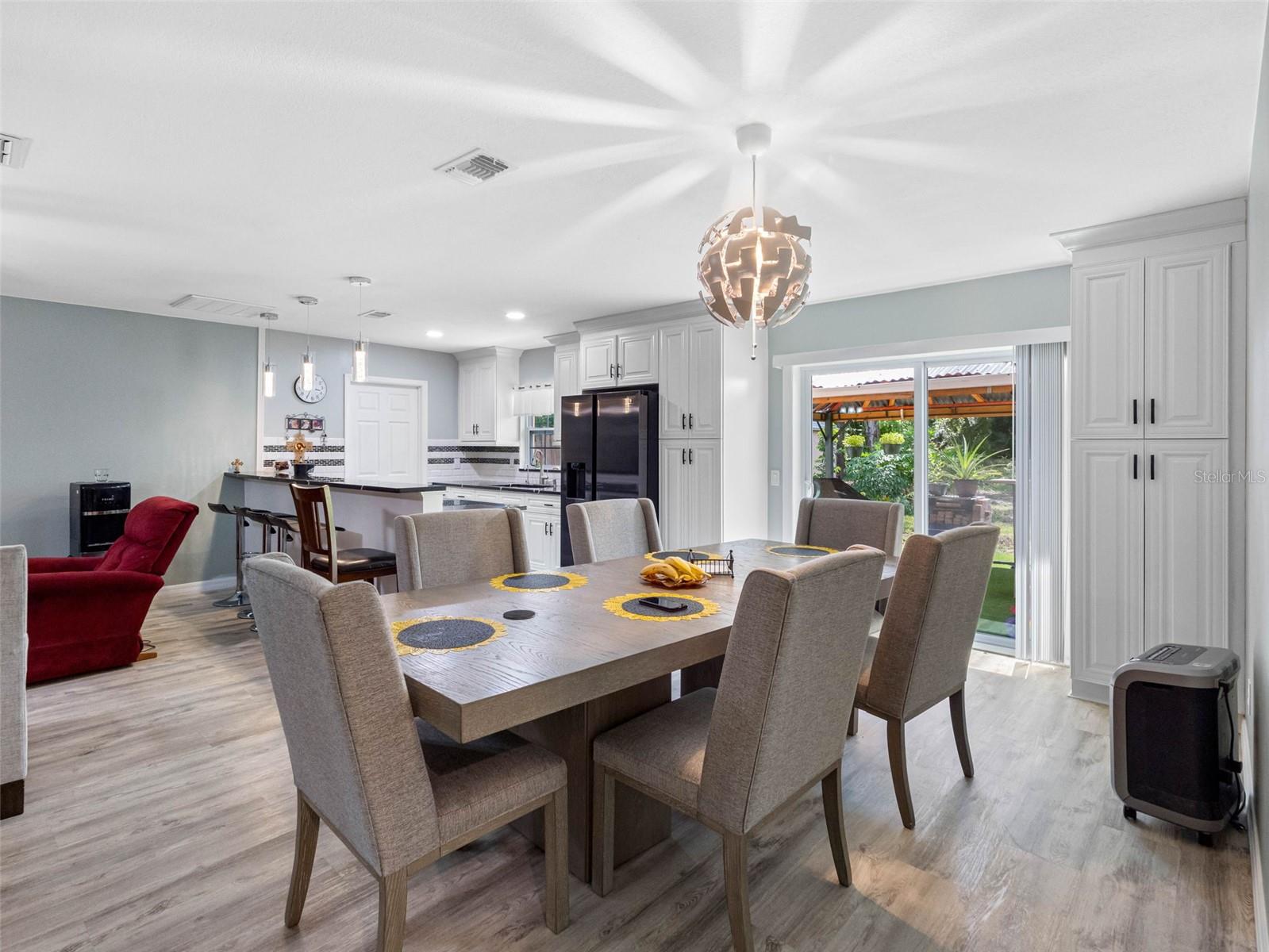 Listing photo id 11 for 6416 Santa Monica Drive