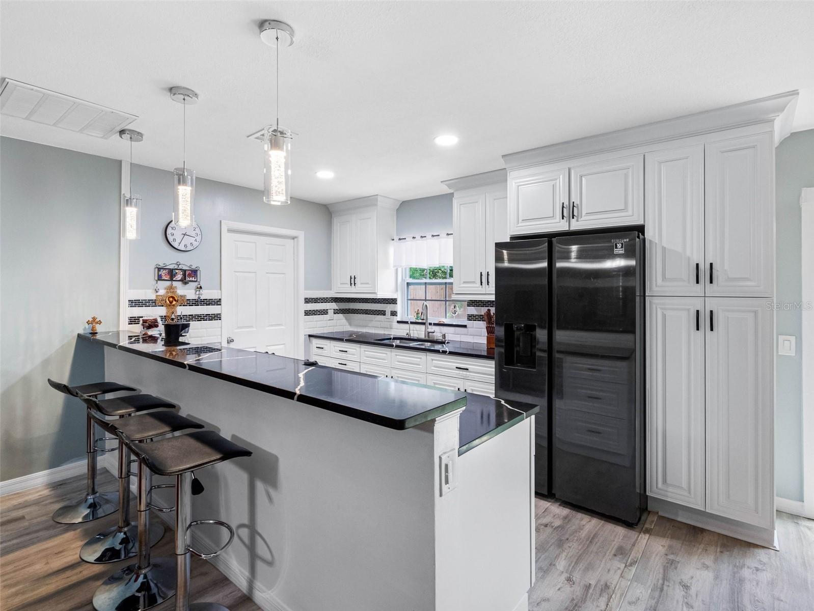Listing photo id 12 for 6416 Santa Monica Drive