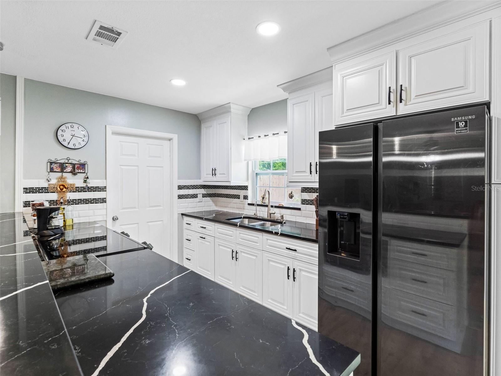 Listing photo id 13 for 6416 Santa Monica Drive