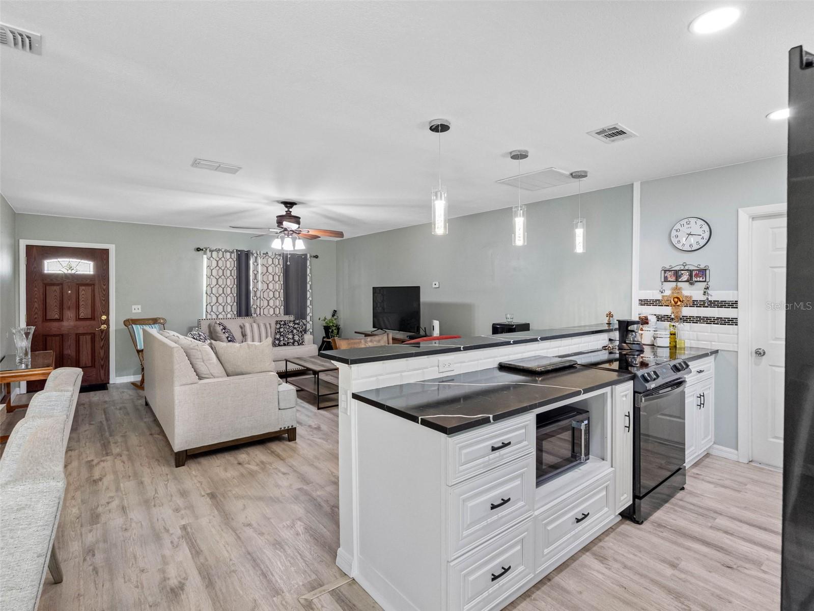 Listing photo id 14 for 6416 Santa Monica Drive
