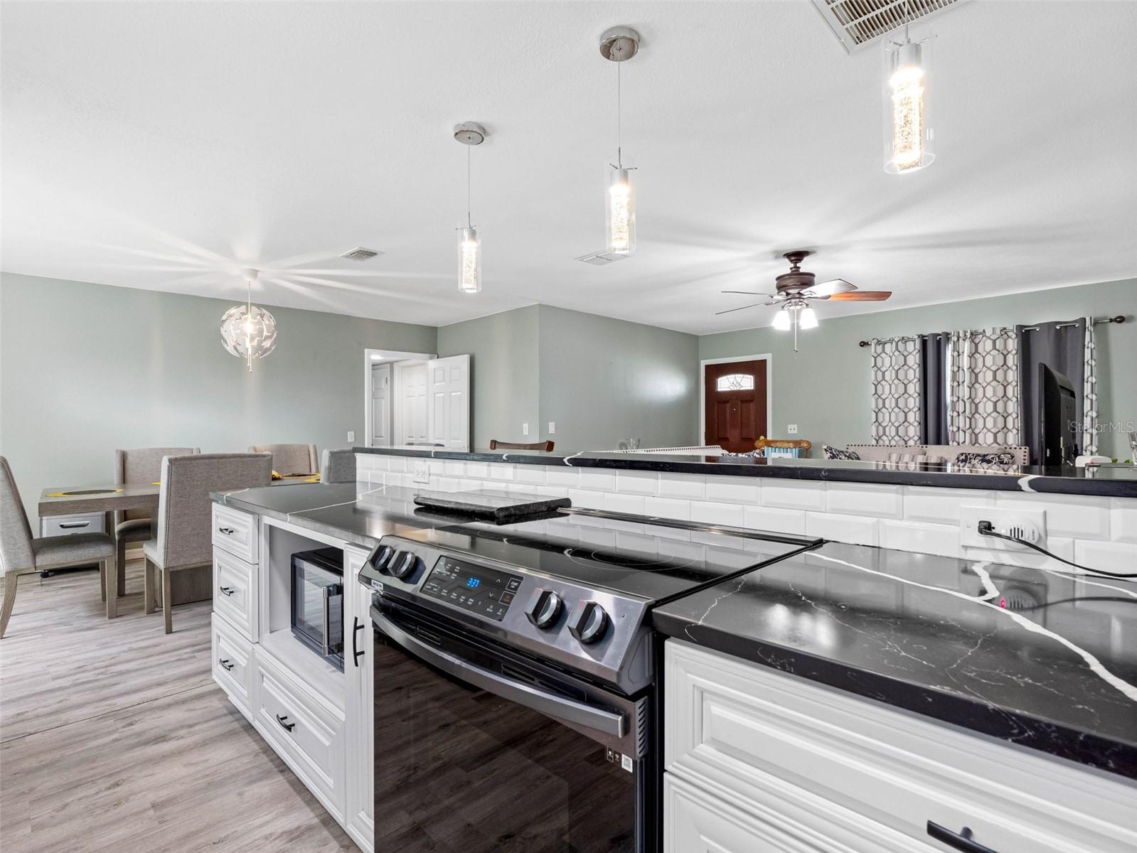 Listing photo id 15 for 6416 Santa Monica Drive