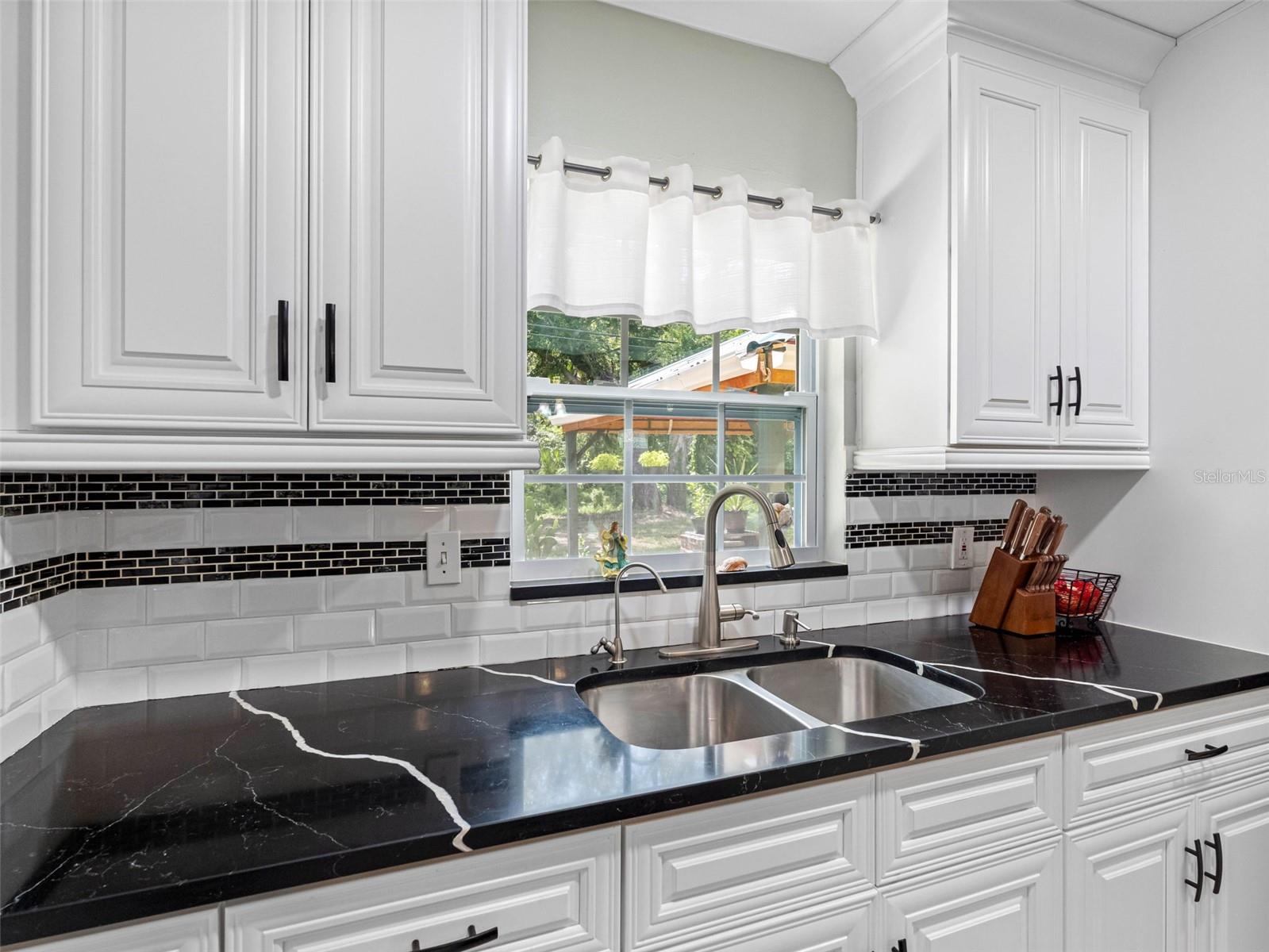 Listing photo id 16 for 6416 Santa Monica Drive