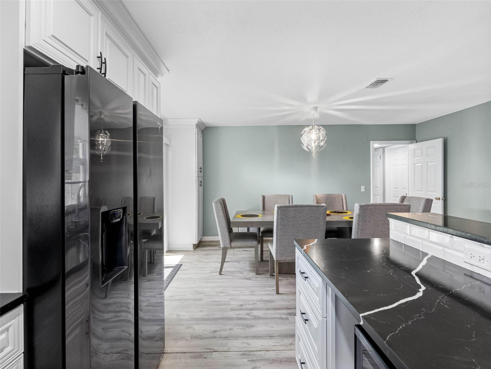 Listing photo id 17 for 6416 Santa Monica Drive