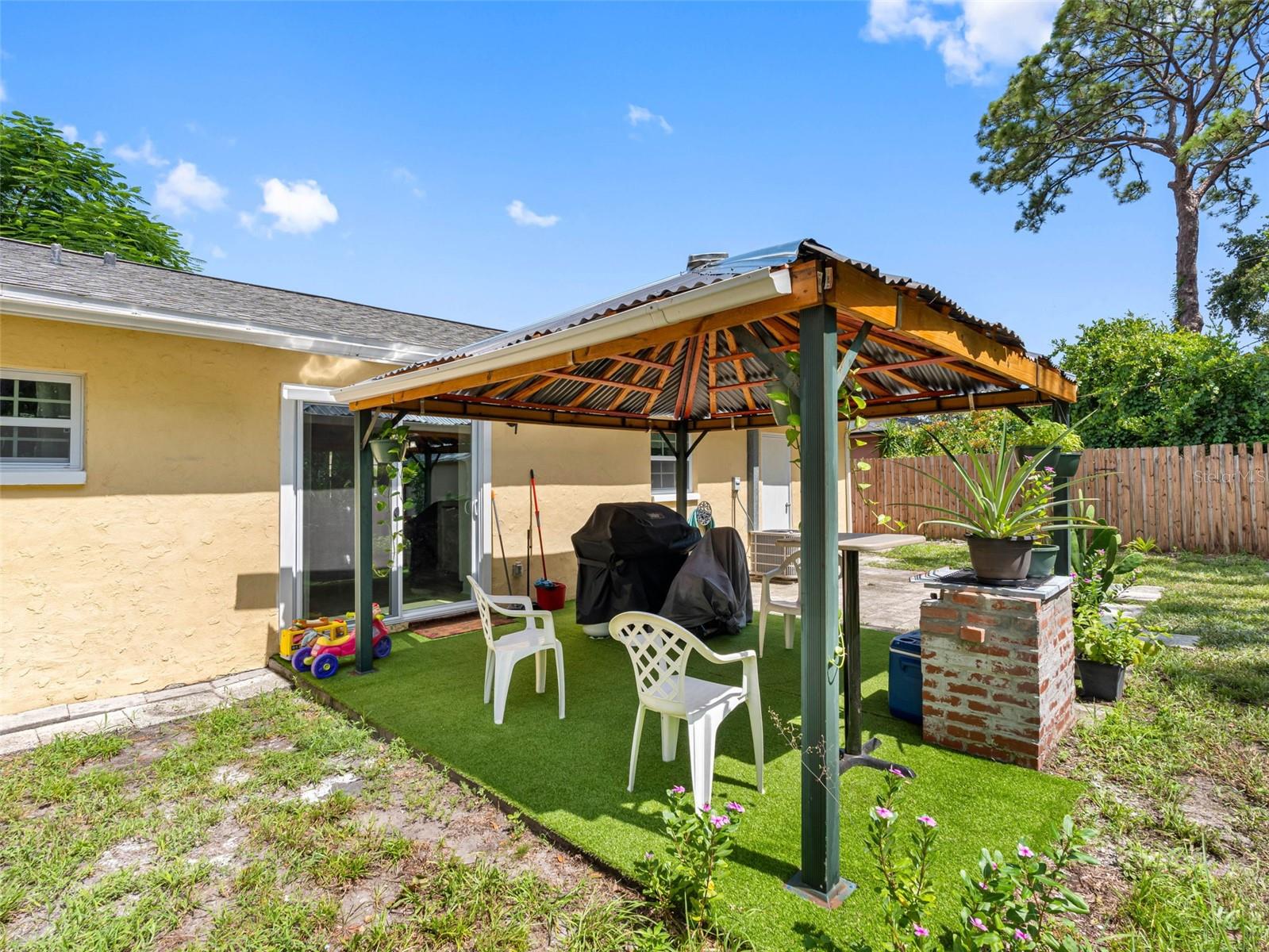 Listing photo id 33 for 6416 Santa Monica Drive