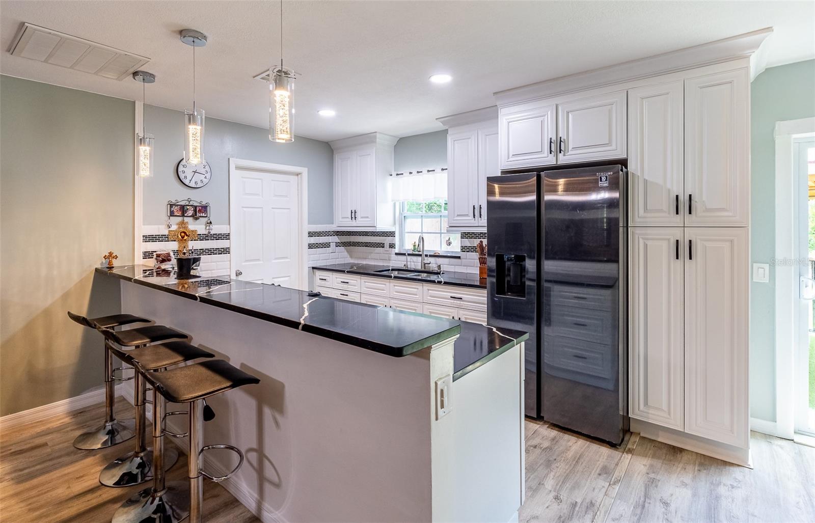 Listing photo id 2 for 6416 Santa Monica Drive