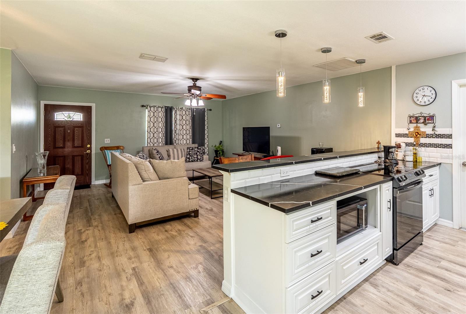 Listing photo id 3 for 6416 Santa Monica Drive