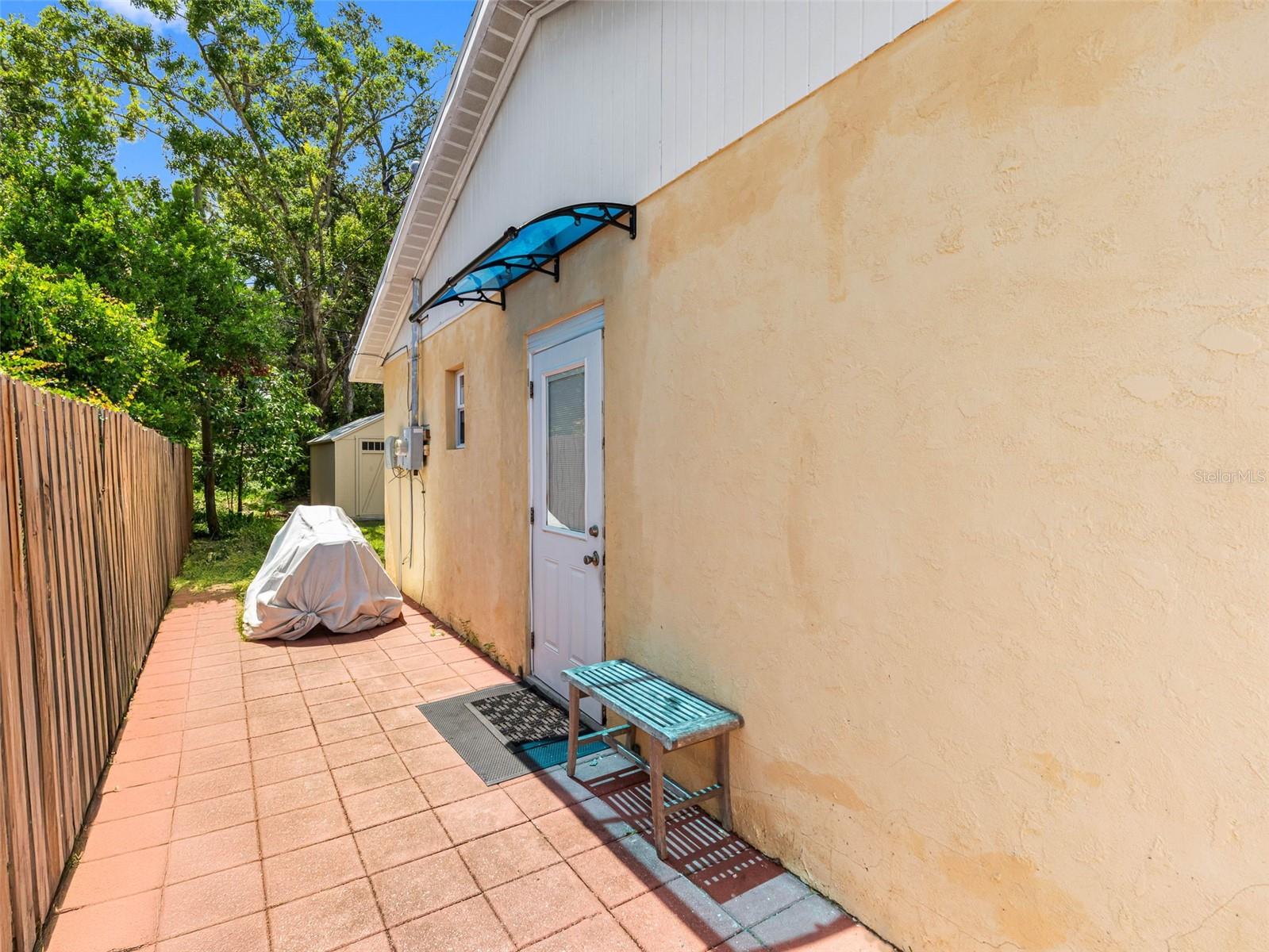Listing photo id 4 for 6416 Santa Monica Drive