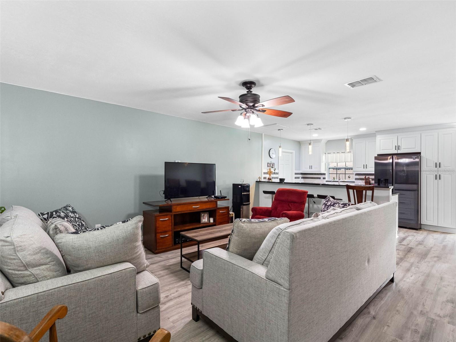Listing photo id 6 for 6416 Santa Monica Drive