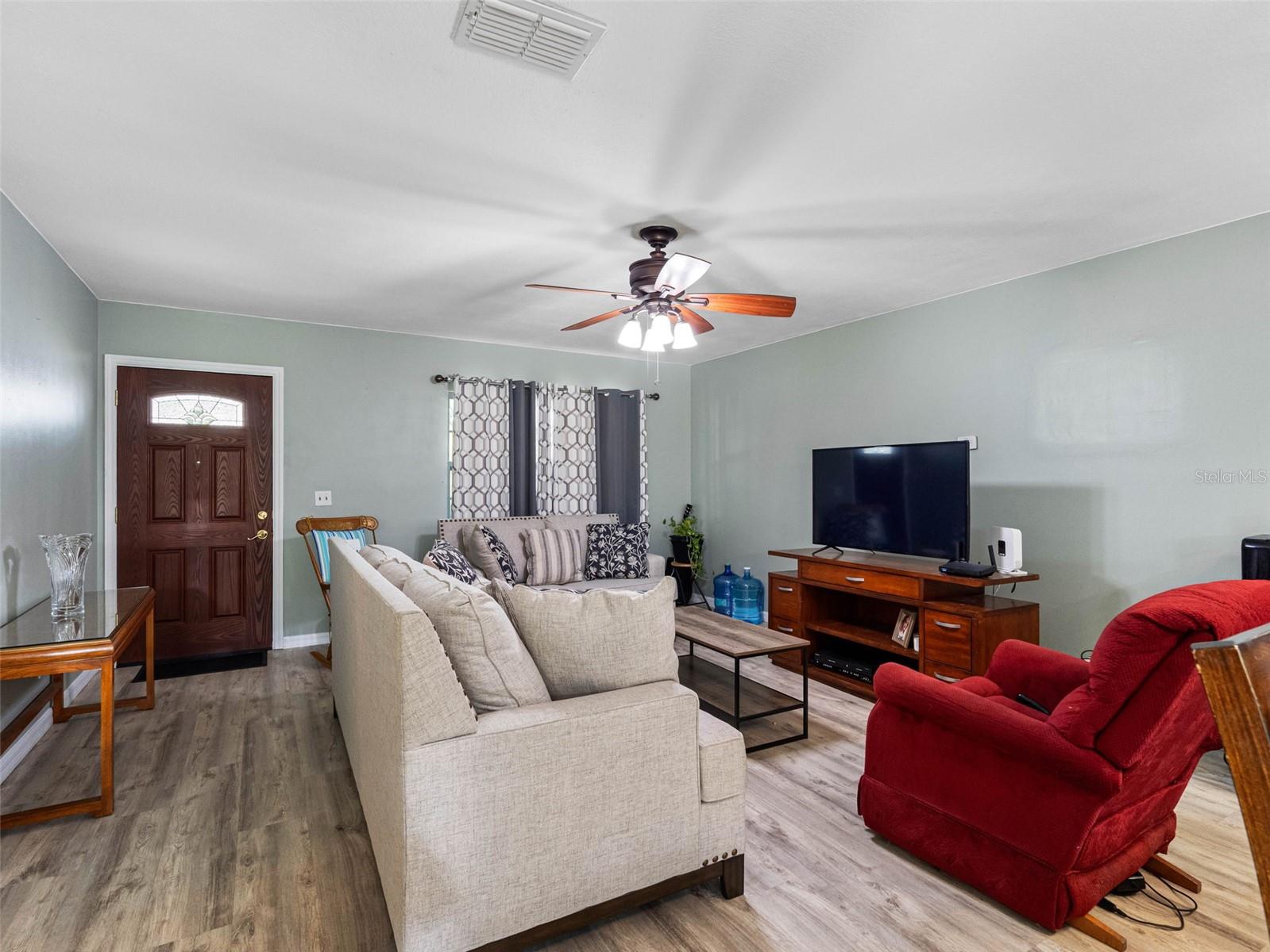 Listing photo id 7 for 6416 Santa Monica Drive