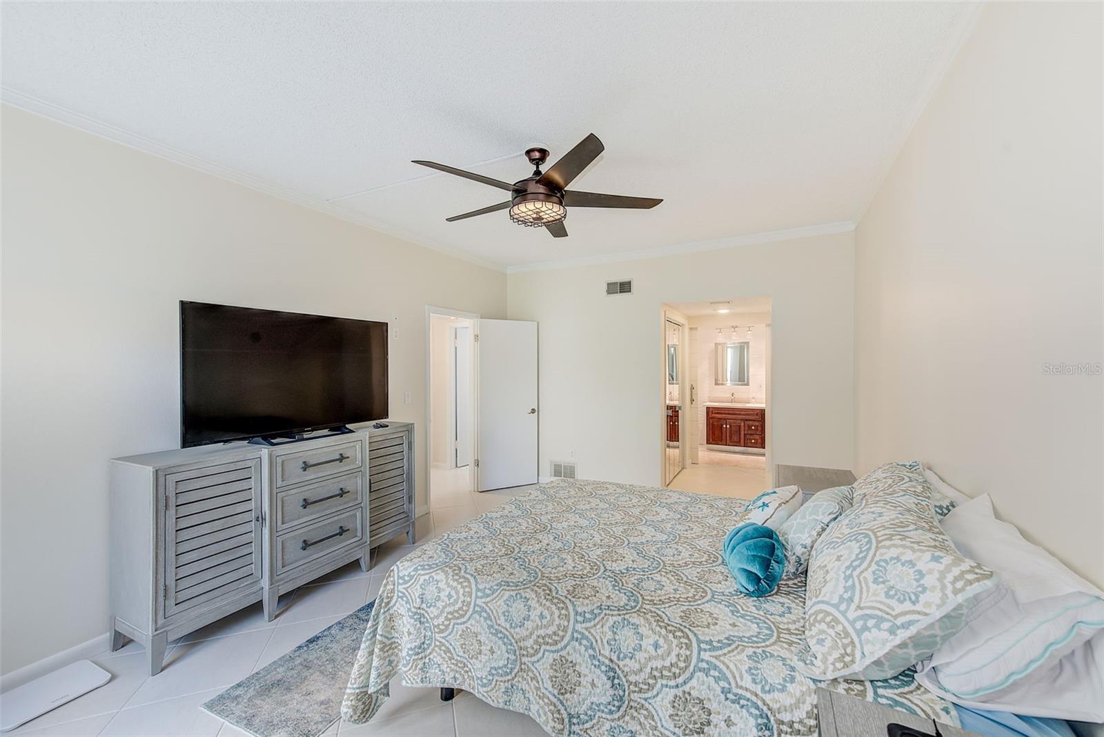 Image 11 of 38 For 557 Pinellas Bayway S 303