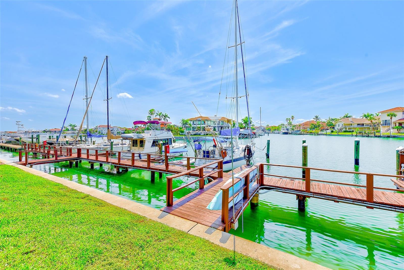 Image 24 of 38 For 557 Pinellas Bayway S 303