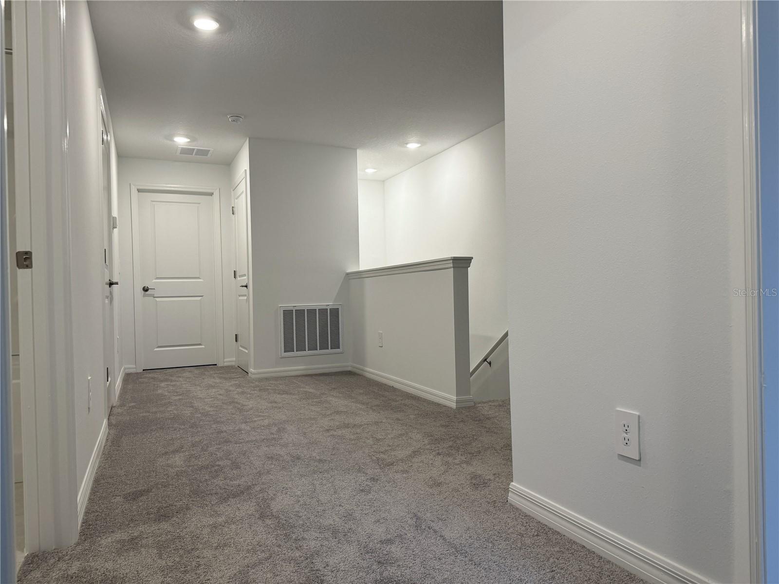 Listing photo id 11 for 6160 Shiner Street