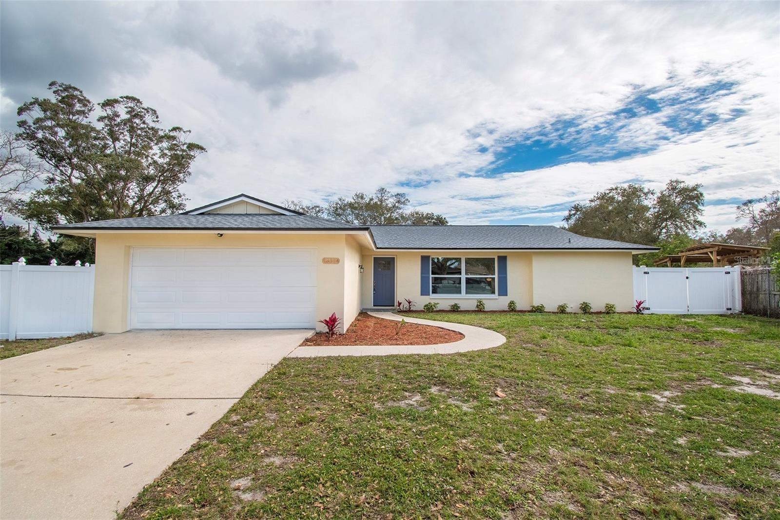 Listing photo id 3 for 13344 Sorrento Drive