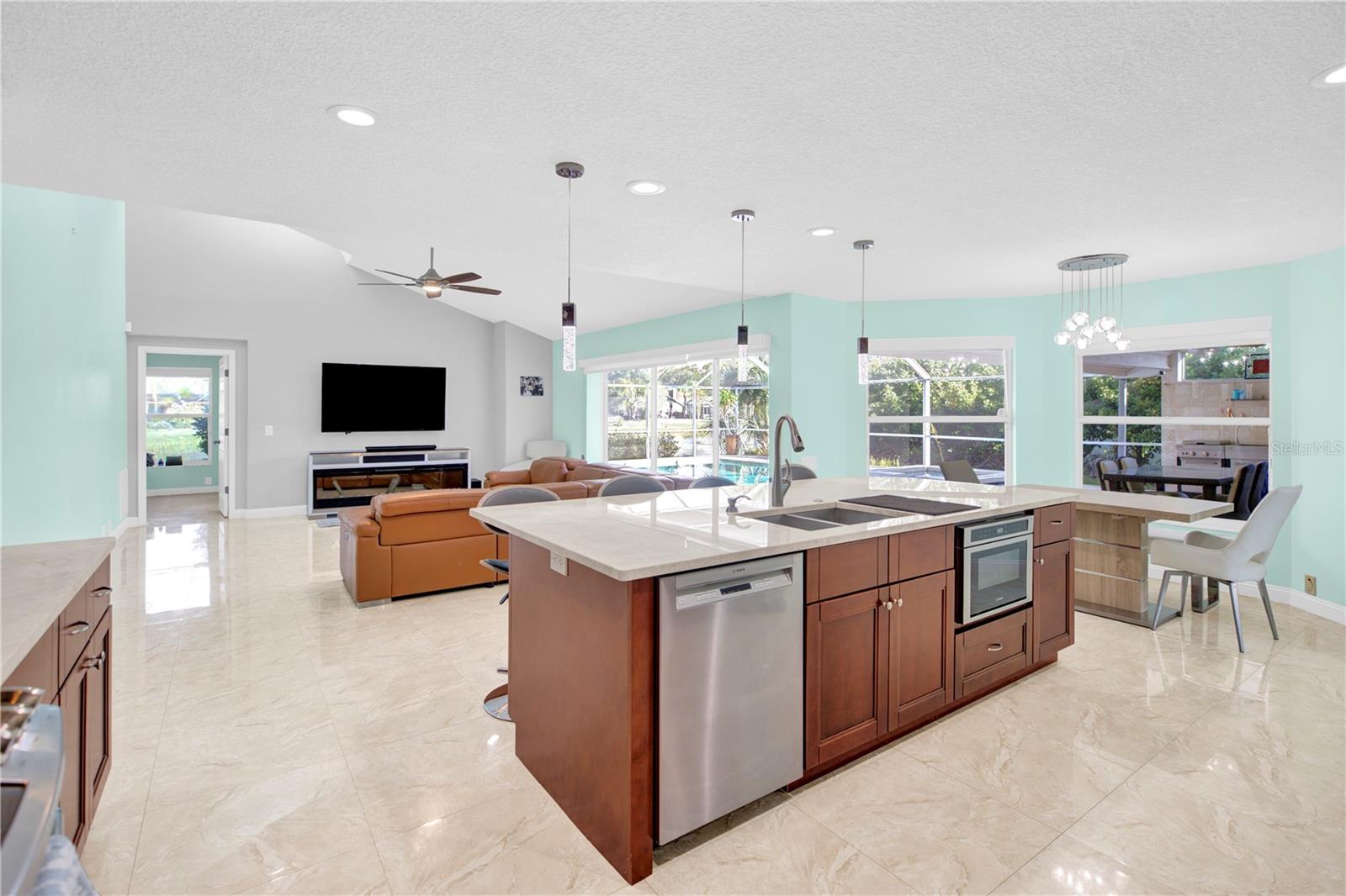 Listing photo id 14 for 4535 Bardsdale Drive