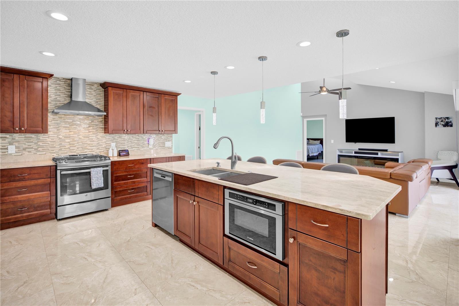 Listing photo id 15 for 4535 Bardsdale Drive