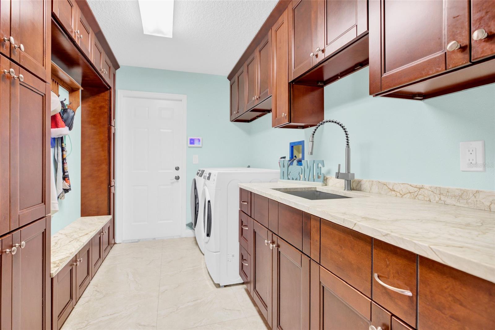 Listing photo id 20 for 4535 Bardsdale Drive