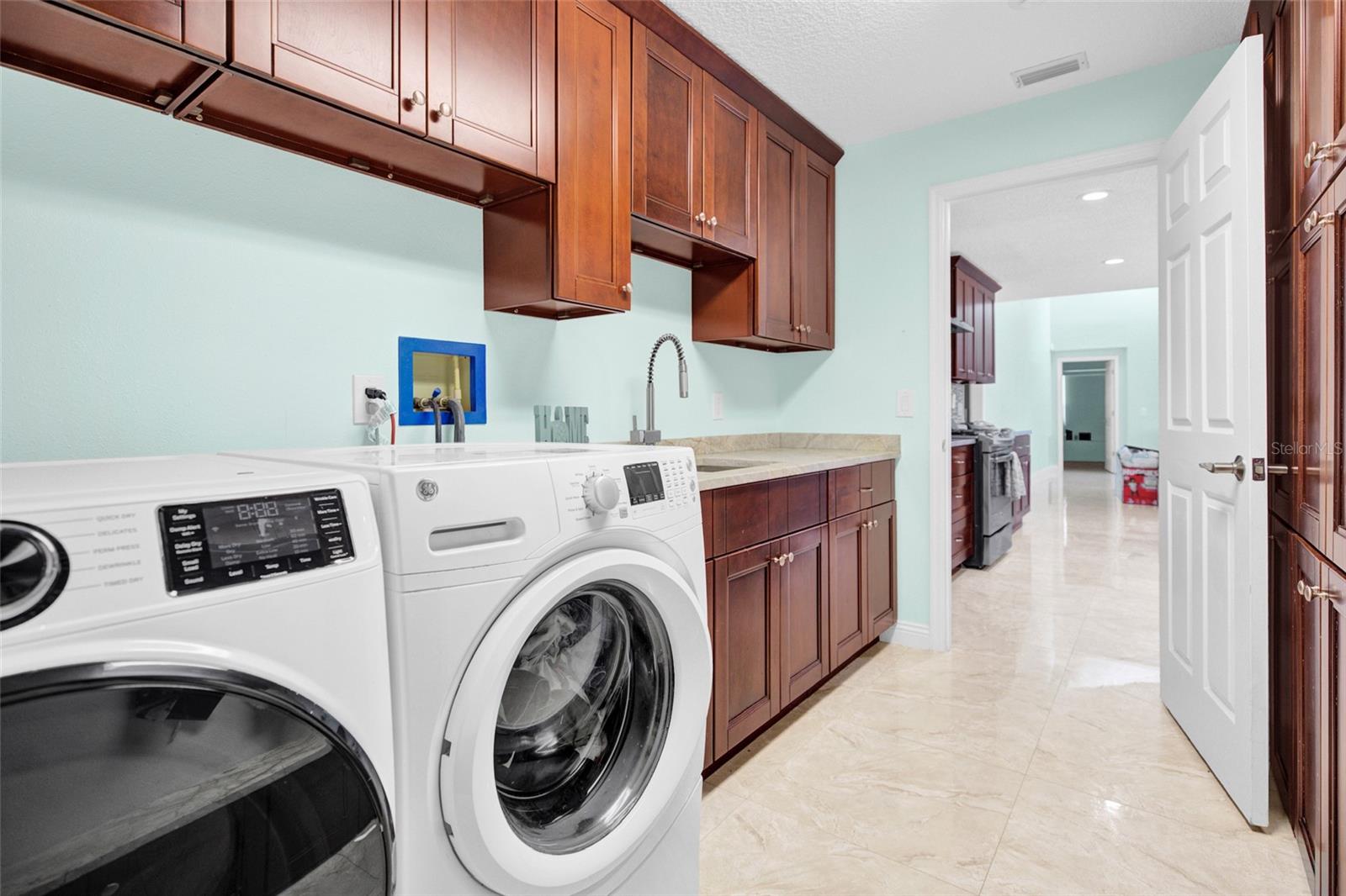Listing photo id 21 for 4535 Bardsdale Drive