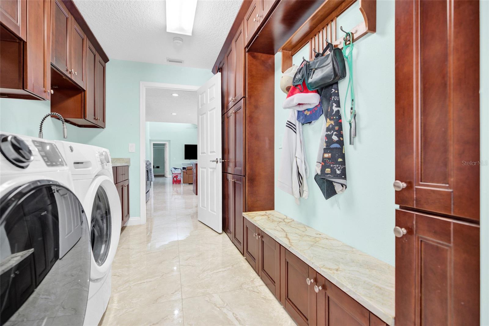 Listing photo id 22 for 4535 Bardsdale Drive