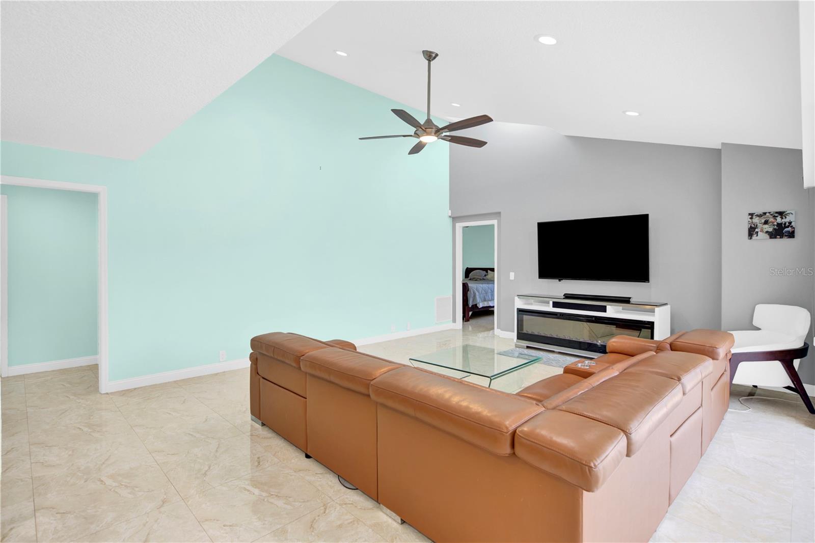 Listing photo id 23 for 4535 Bardsdale Drive