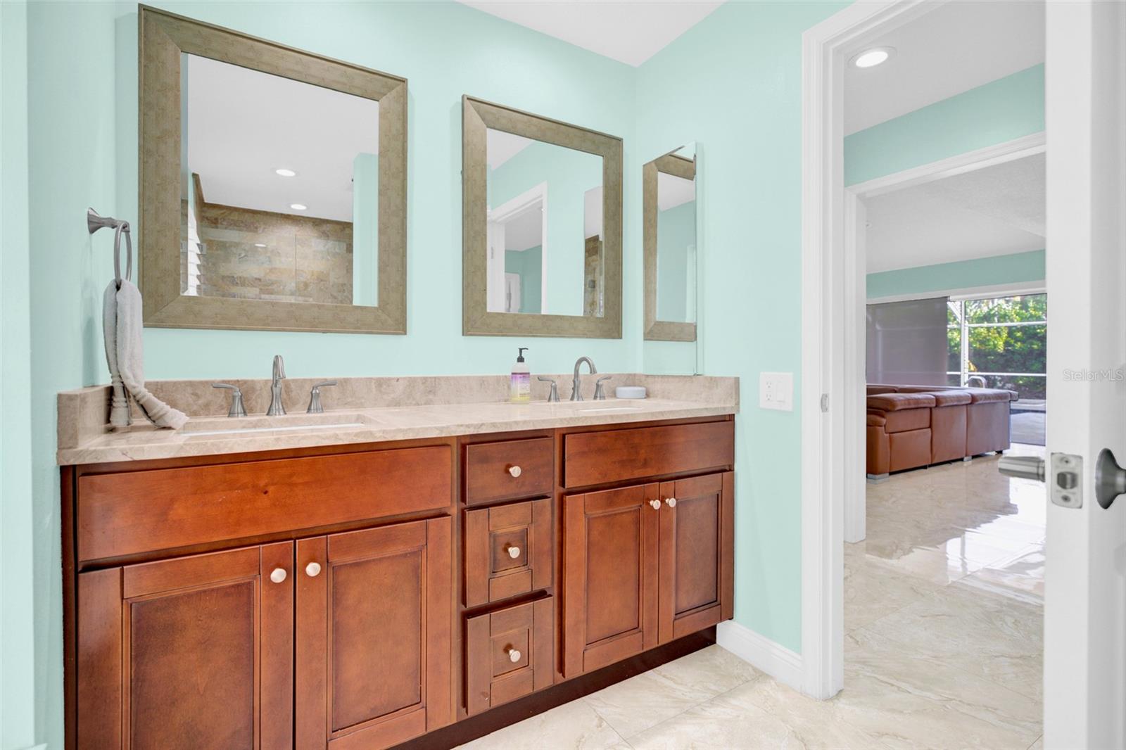 Listing photo id 44 for 4535 Bardsdale Drive