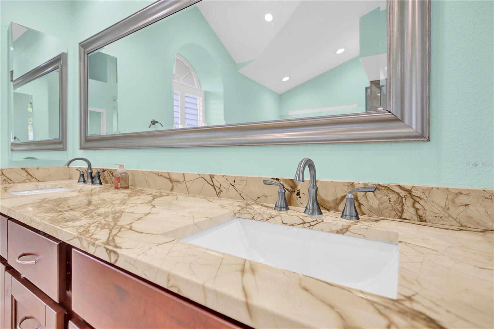 Listing photo id 56 for 4535 Bardsdale Drive