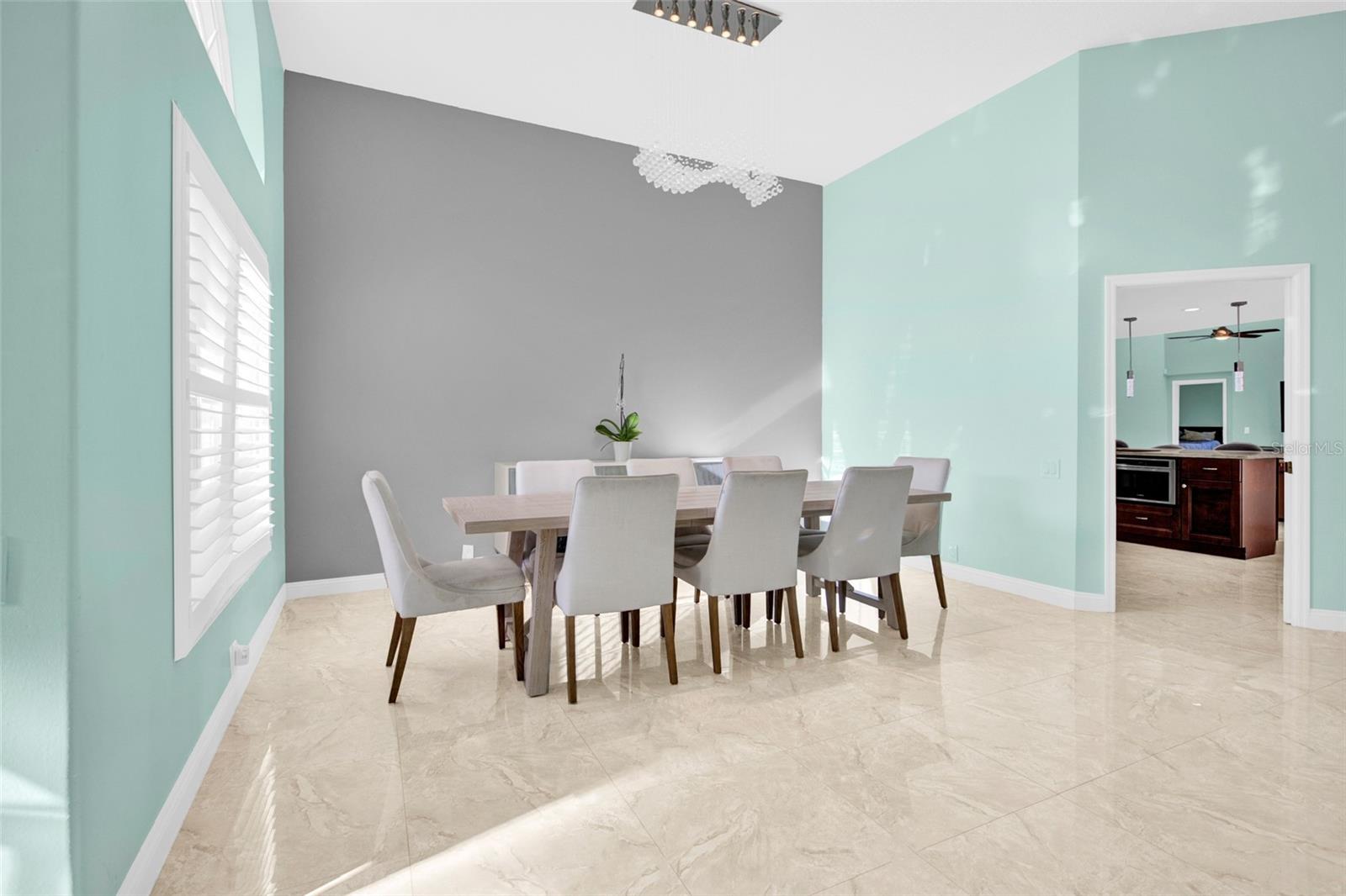 Listing photo id 4 for 4535 Bardsdale Drive