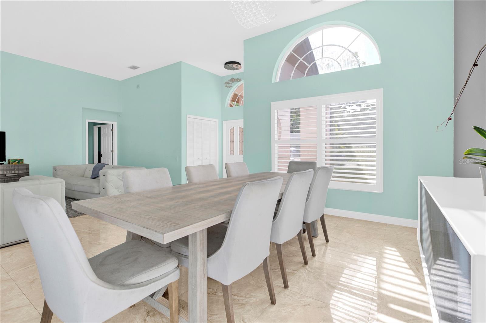 Listing photo id 7 for 4535 Bardsdale Drive