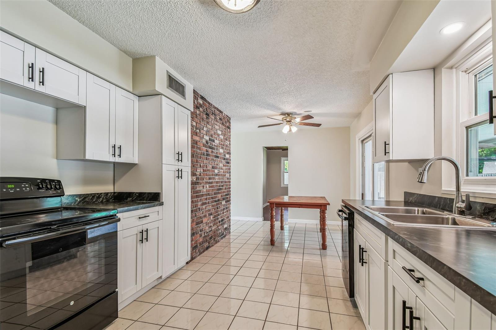 Image 18 of 54 For 1700 Eaton Drive Ne
