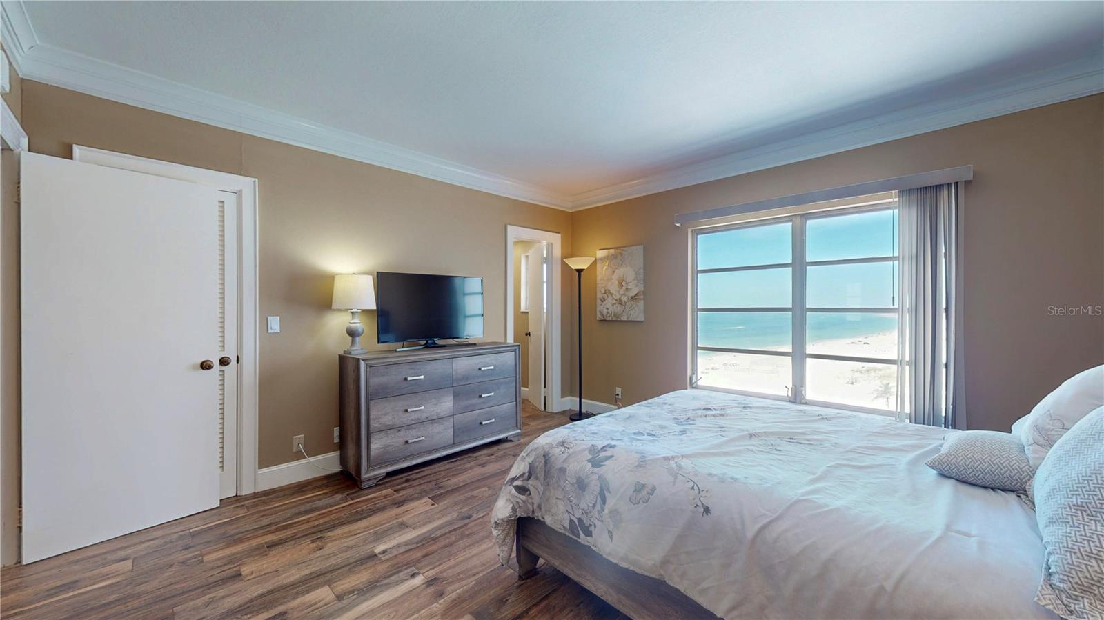 Listing photo id 23 for 4950 Gulf Boulevard 1006