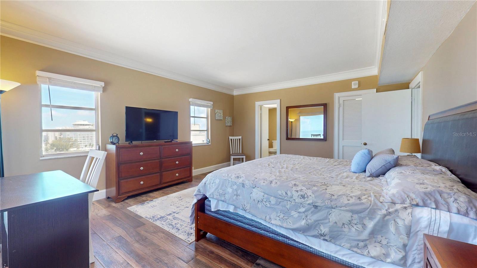 Listing photo id 24 for 4950 Gulf Boulevard 1006