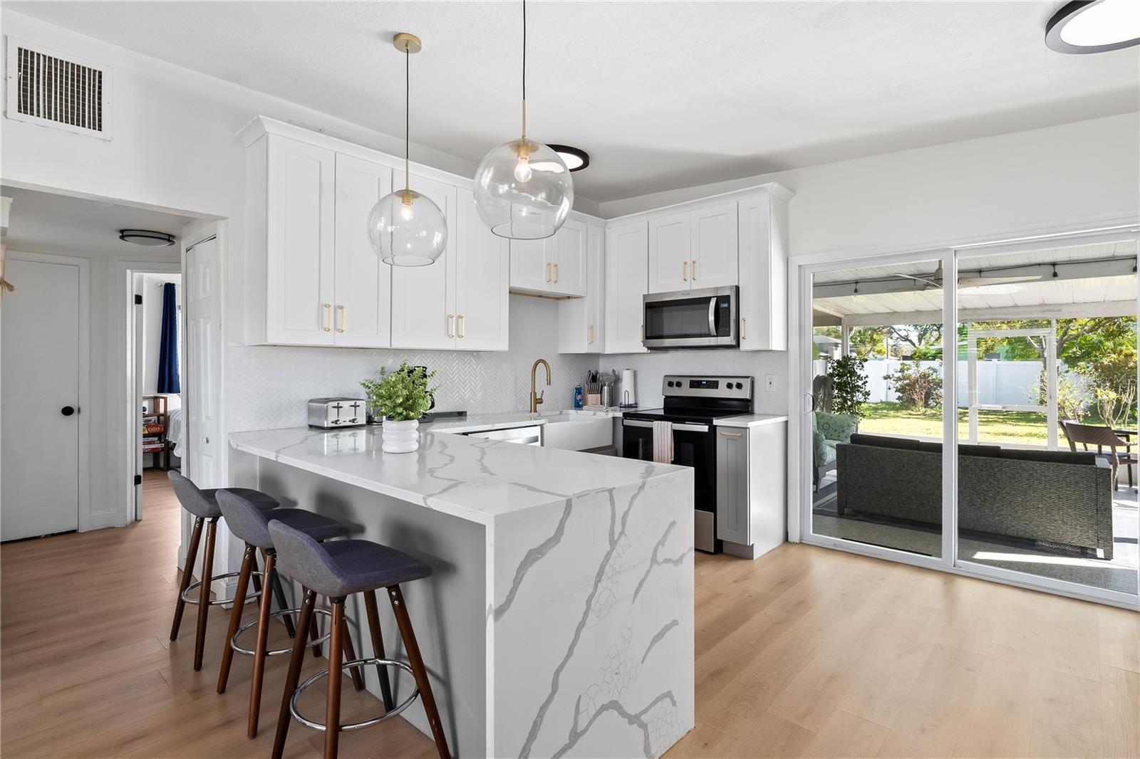 Listing photo id 7 for 1101 3rd Avenue Nw